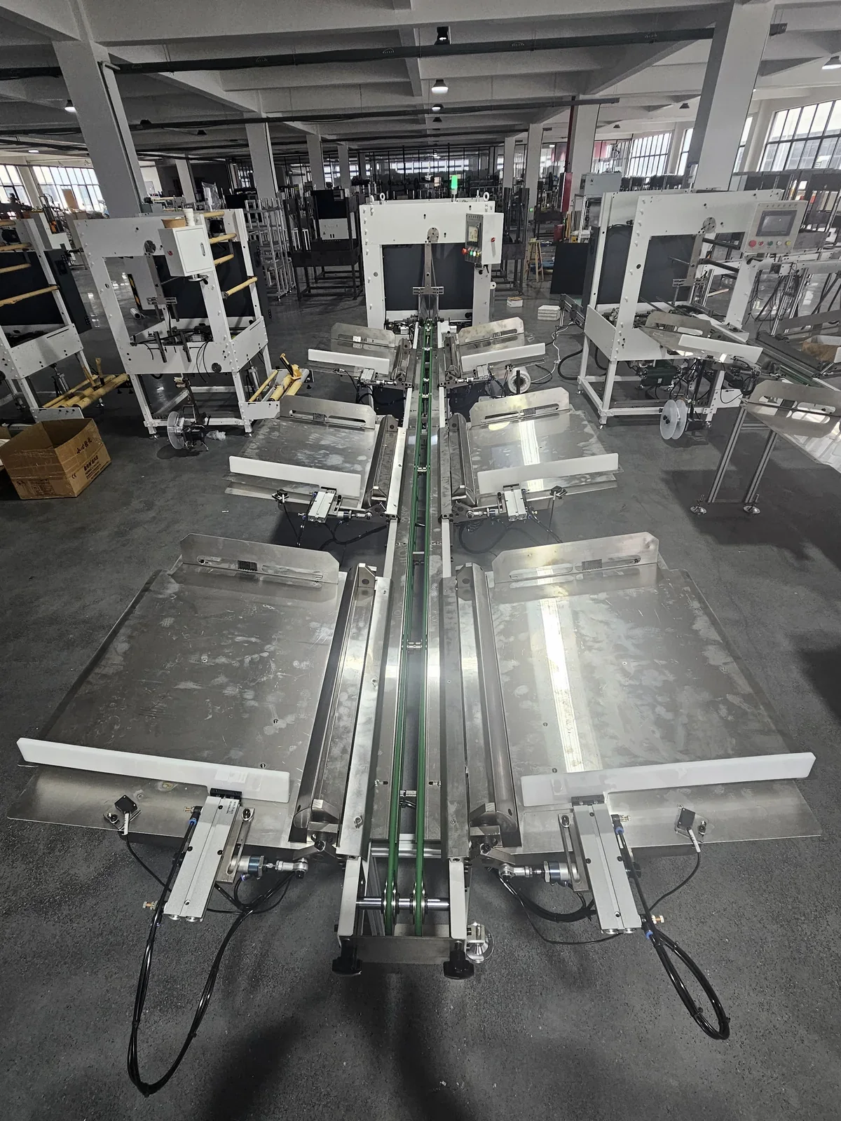 Arbeitsbereich des digitalen Mehrmaschinen-Verpackungssystems DJP-9000i